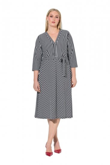 Ulla Popken 848052 Abito midi a righe con cintura da annodare Nero - Vestiti midi - Abiti midi taglie comode