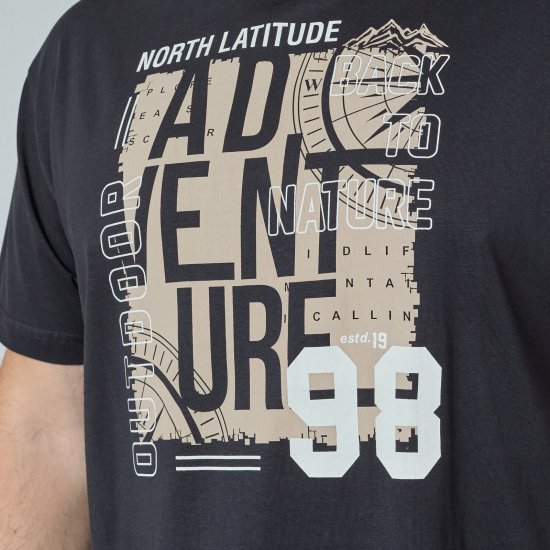 North Latitude Adventure 98 Graphic Tee Nero - Magliette - Magliette Uomo Taglie Forti
