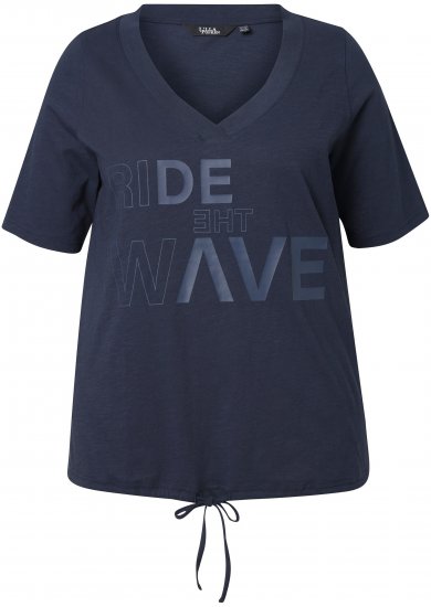 Ulla Popken Ride The Wave Short Sleeve V-Neck Graphic Tee Navy Blue - T-shirt stampate da donna - 